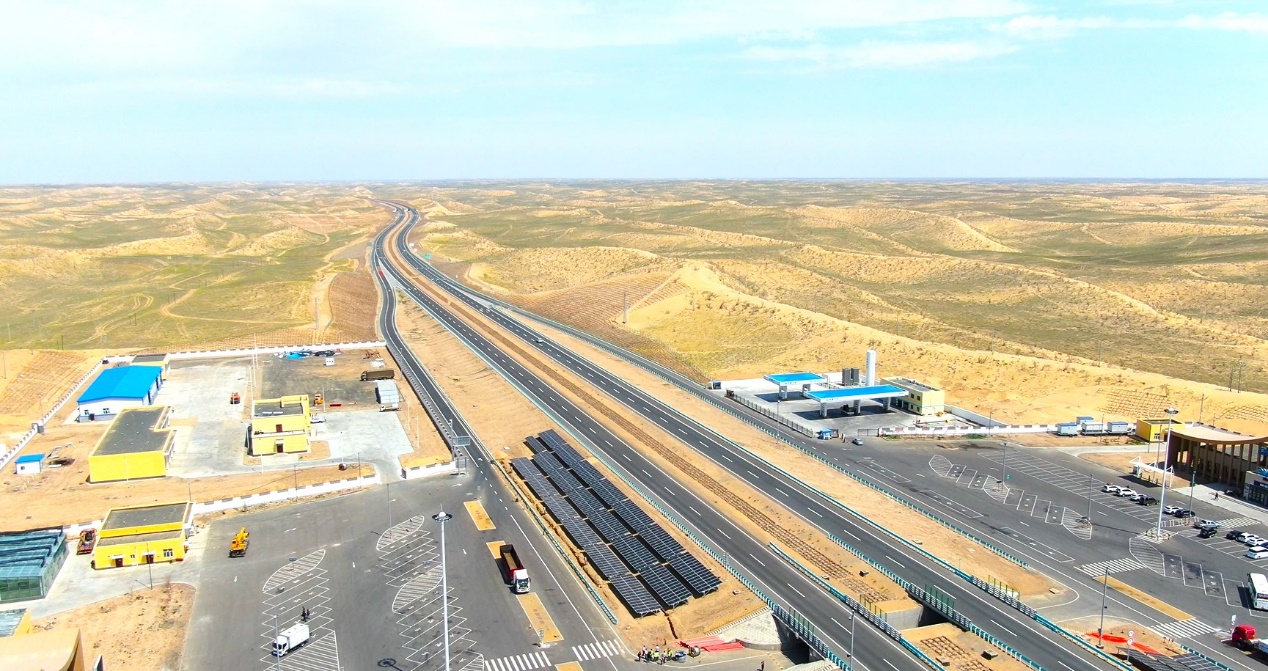 我校牵头承担的国家重点研发计划项目示范工程在新疆阿乌高速顺利实施